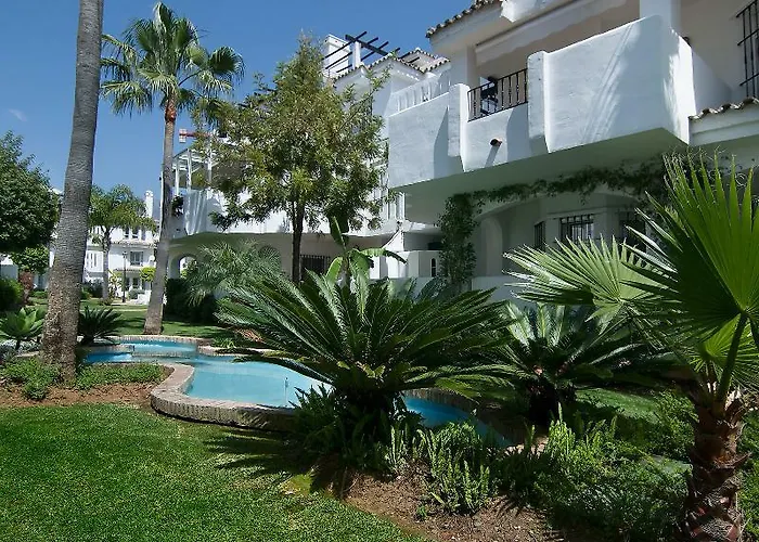 Y Casas Serinamar- Banús,